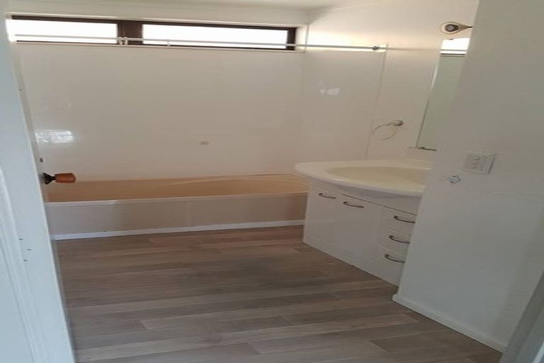 Photo of property in 774 East Coast Road, Oteha, Auckland, 0630