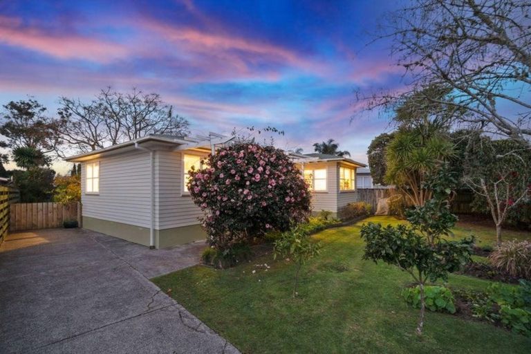 Photo of property in 19 Brennan Avenue, Te Atatu Peninsula, Auckland, 0610