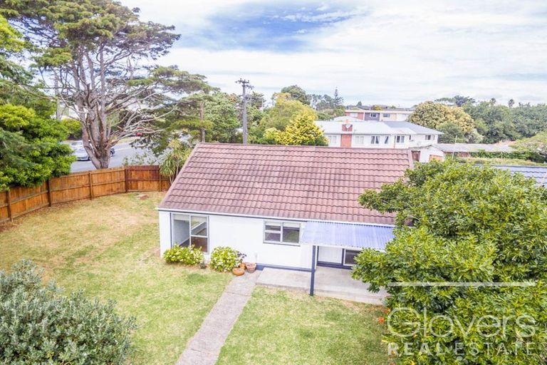 Photo of property in 1/106 West Coast Road, Glen Eden, Auckland, 0602