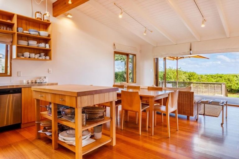 Photo of property in 127 Marine Parade North, Piha, New Lynn, 0772