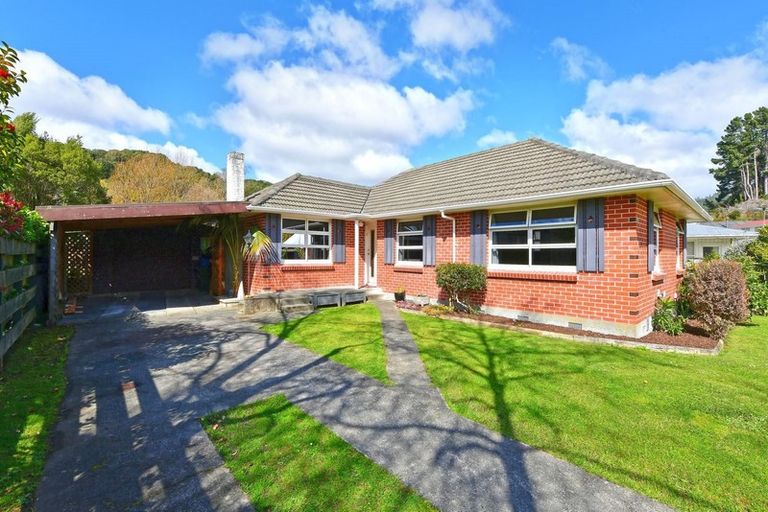 Photo of property in 5 Deller Grove, Silverstream, Upper Hutt, 5019