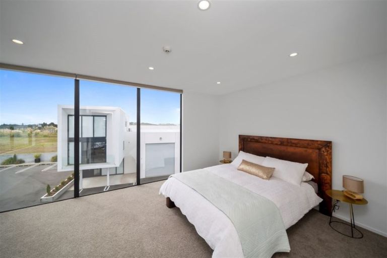 Photo of property in 2/86 Hurlstone Drive, Waiwhakaiho, New Plymouth, 4312