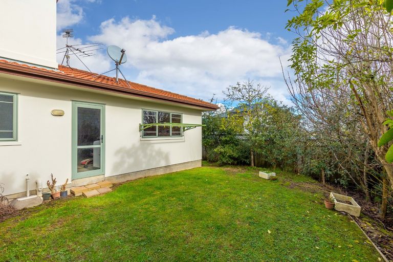 Photo of property in 2/360 East Coast Road, Sunnynook, Auckland, 0630