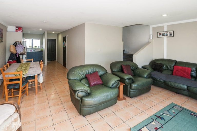 Photo of property in 4/35 Fields Parade, Oteha, Auckland, 0632