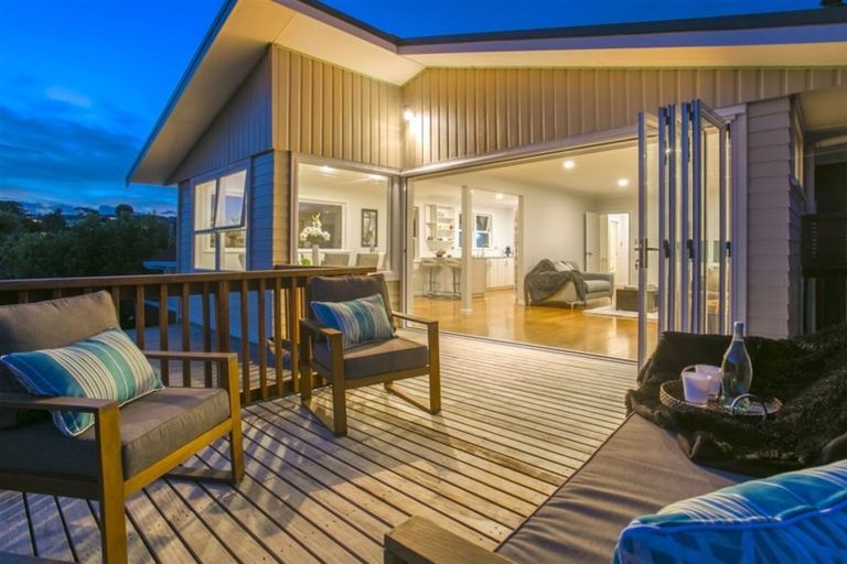 Photo of property in 28 Peter Terrace, Castor Bay, Auckland, 0620