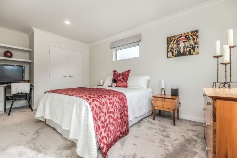 Photo of property in 15 Tawa Place, Orewa, 0931