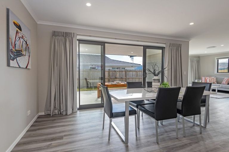 Photo of property in 20 Atlantic Drive, Fitzherbert, Palmerston North, 4410