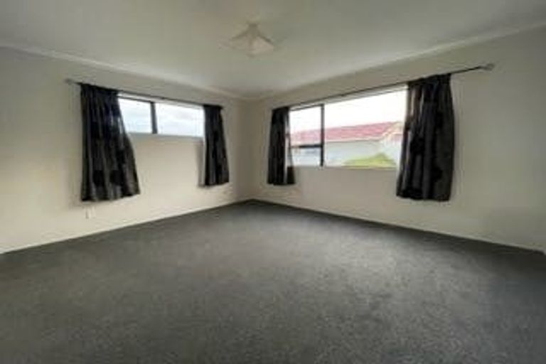 Photo of property in 26a Cheltenham Terrace, Newlands, Wellington, 6037