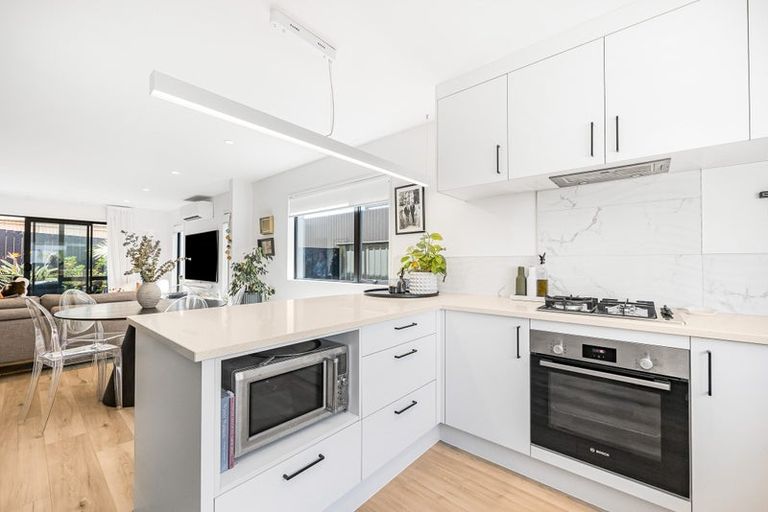 Photo of property in 14b Kelwyn Road, Kelston, Auckland, 0602