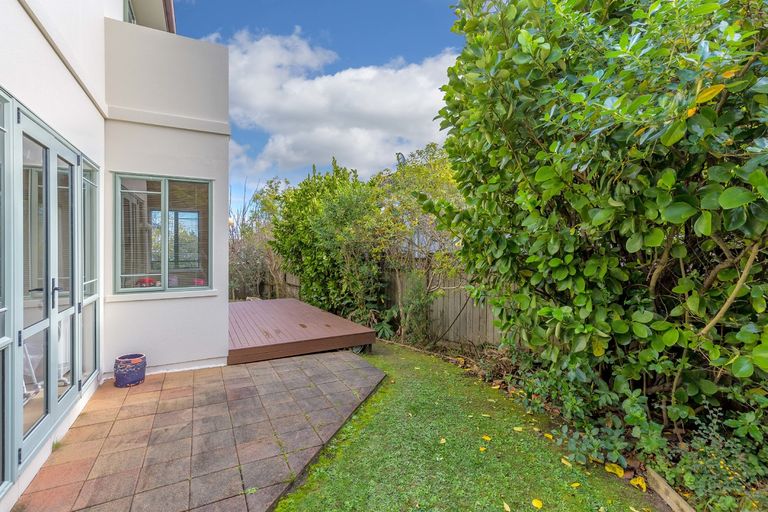 Photo of property in 2/360 East Coast Road, Sunnynook, Auckland, 0630