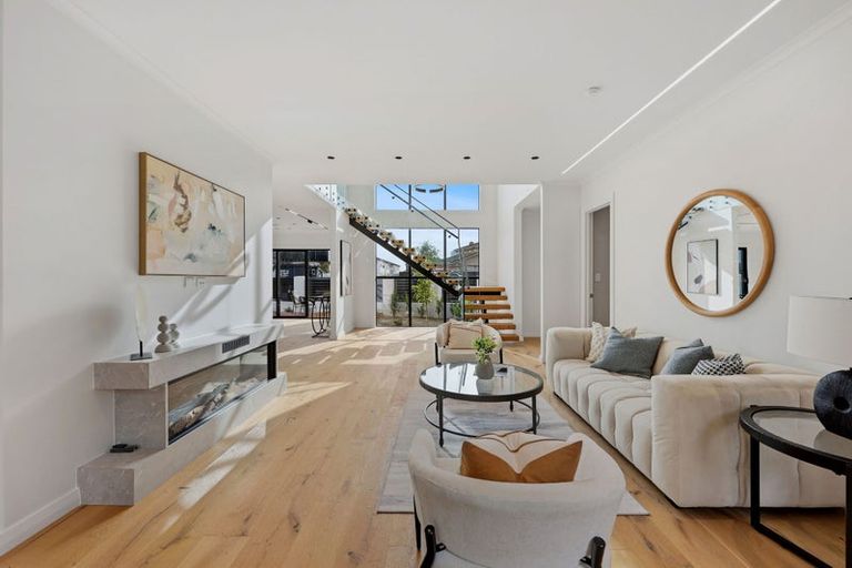 Photo of property in 6a Gulf Crest, Bucklands Beach, Auckland, 2012