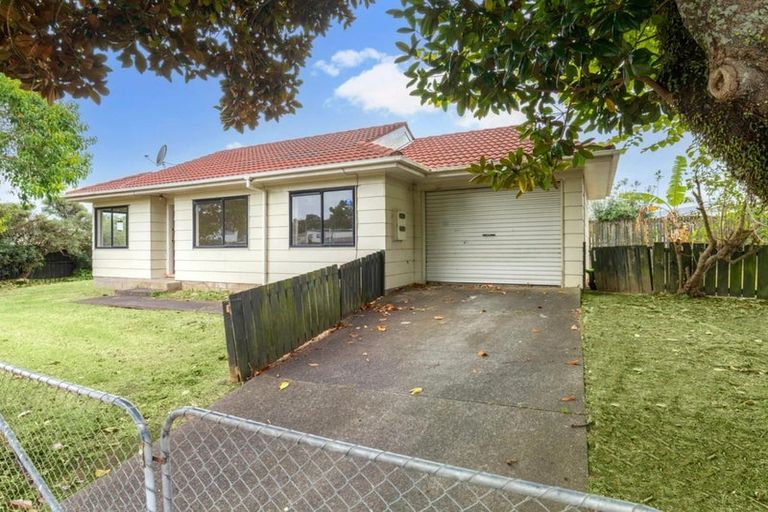 Photo of property in 2 Staverton Crescent, Mangere, Auckland, 2022