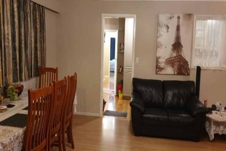 Photo of property in 2 Kelkirk Street, Kelston, Auckland, 0602