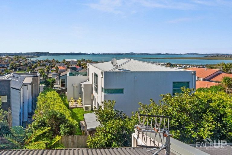 Photo of property in 2/143a Wiseley Road, West Harbour, Auckland, 0618