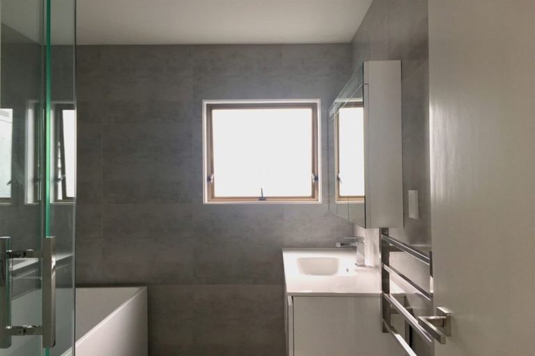 Photo of property in 1/18 Wernham Place, Northcote, Auckland, 0626