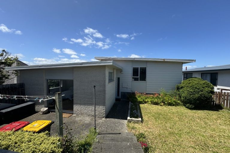 Photo of property in 4 Waiwera Crescent, Maupuia, Wellington, 6022
