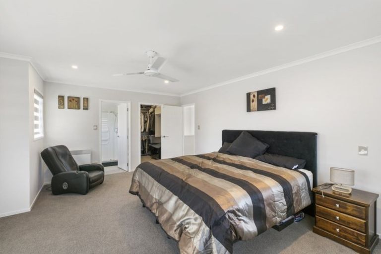 Photo of property in 92 Arran Point Parade, Orewa, 0931