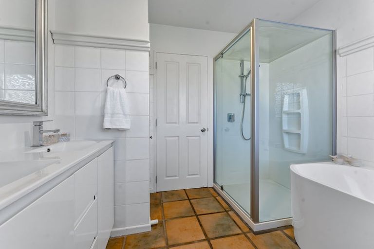 Photo of property in 1/104a Beach Road, Castor Bay, Auckland, 0620