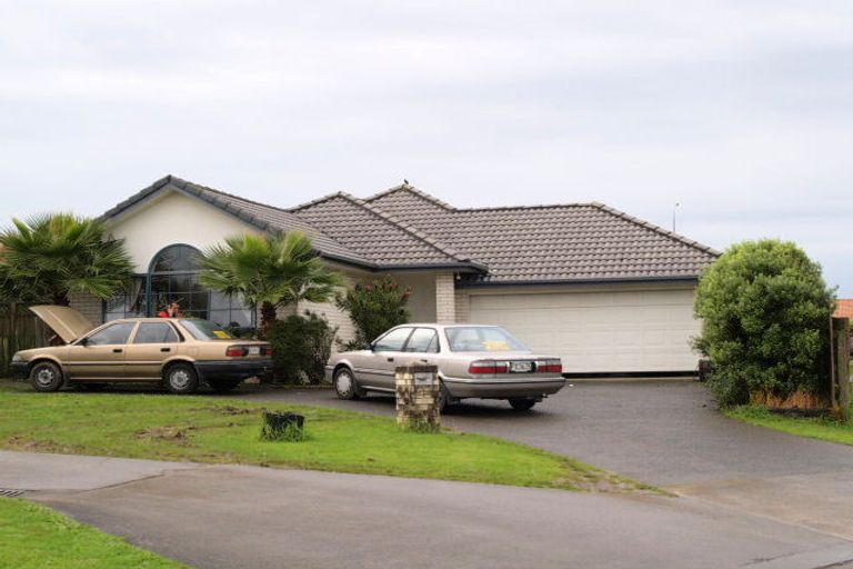 Photo of property in 22 Tolben Place, Golflands, Auckland, 2013