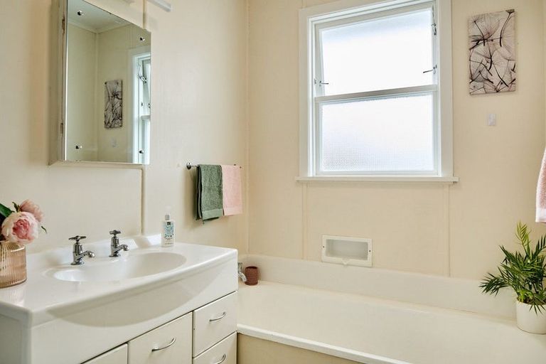 Photo of property in 30 Mana View Road, Paremata, Porirua, 5026