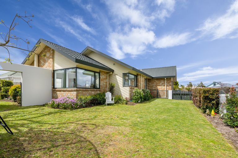 Photo of property in 27 Suncrest Drive, West Harbour, Auckland, 0618