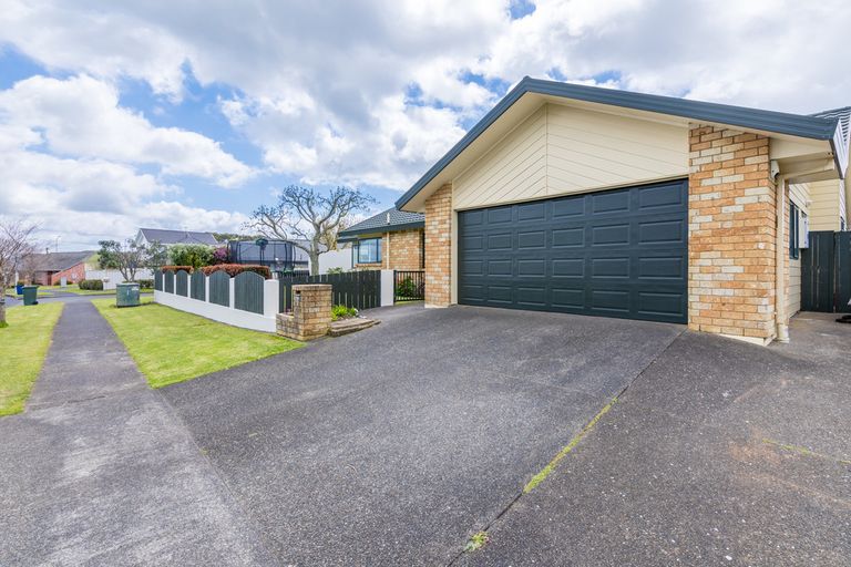 Photo of property in 27 Suncrest Drive, West Harbour, Auckland, 0618
