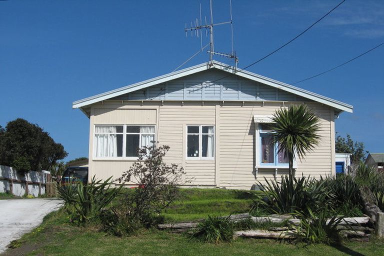 Photo of property in 25 Ashton Terrace, Castlecliff, Whanganui, 4501