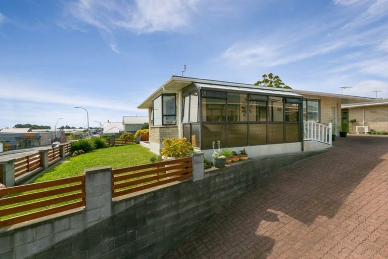Photo of property in 1/506 Devon Street East, Strandon, New Plymouth, 4312