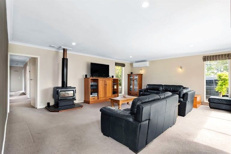 Photo of property in 25 Ambleside Drive, Burnside, Christchurch, 8053