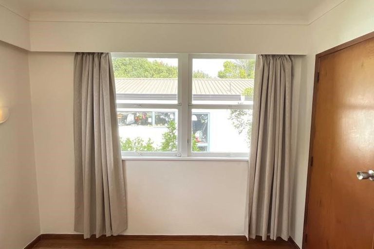 Photo of property in 20 Tawhana Crescent, Red Beach, 0932