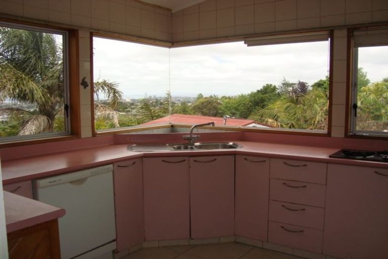 Photo of property in 635 Glenfield Road, Totara Vale, Auckland, 0629