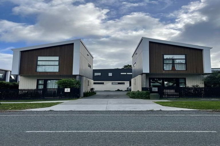 Photo of property in 4/89 Beach Road, Te Atatu Peninsula, 0610