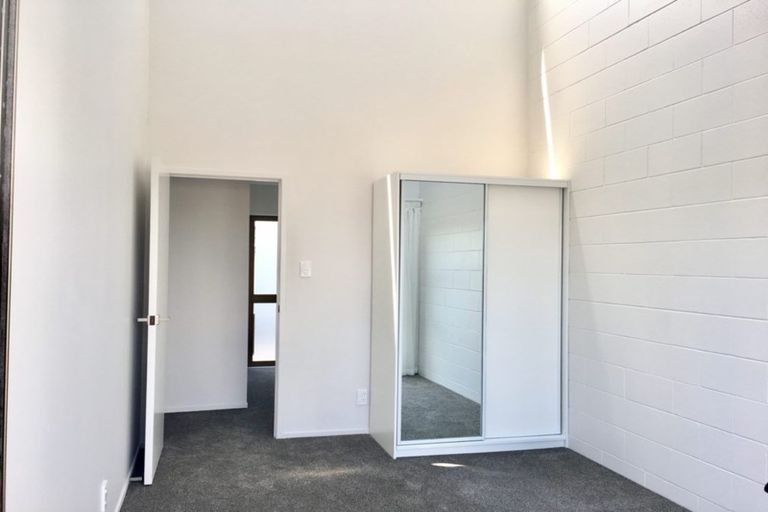 Photo of property in 1/18 Wernham Place, Northcote, Auckland, 0626