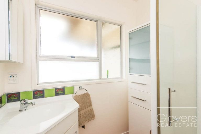 Photo of property in 2/4214a Great North Road, Glendene, Auckland, 0602
