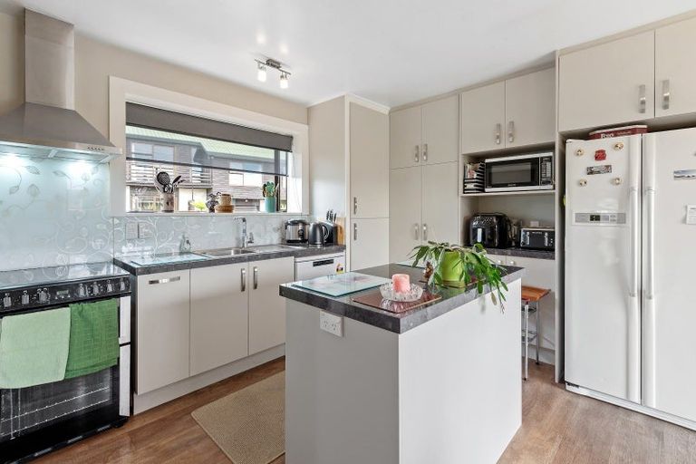 Photo of property in 32 Martbern Crescent, Bishopdale, Christchurch, 8053