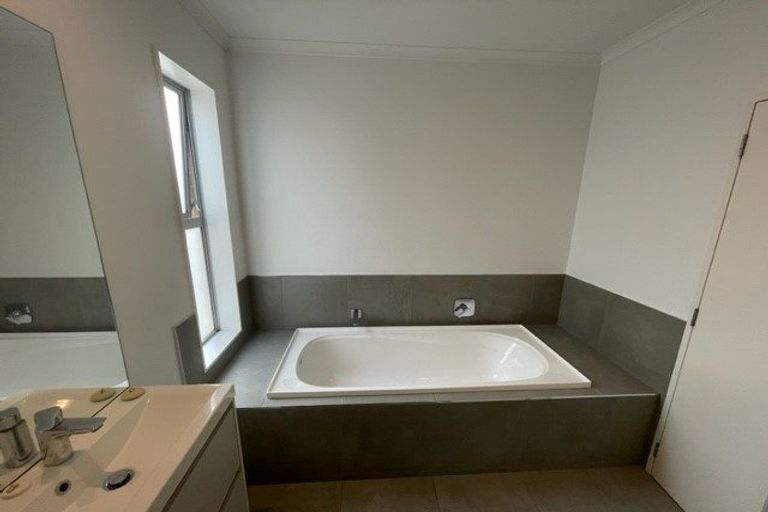 Photo of property in 4 Shelduck Way, Hobsonville, Auckland, 0616