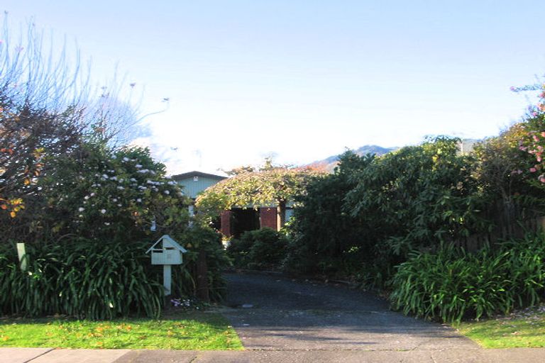 Photo of property in 11 Fleetwood Grove, Waikanae, 5036