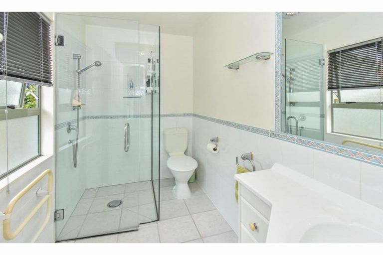 Photo of property in 2/61 Ribbonwood Crescent, Goodwood Heights, Auckland, 2105