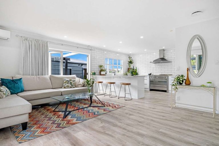 Photo of property in 2/1 Woodside Road, Massey, Auckland, 0614