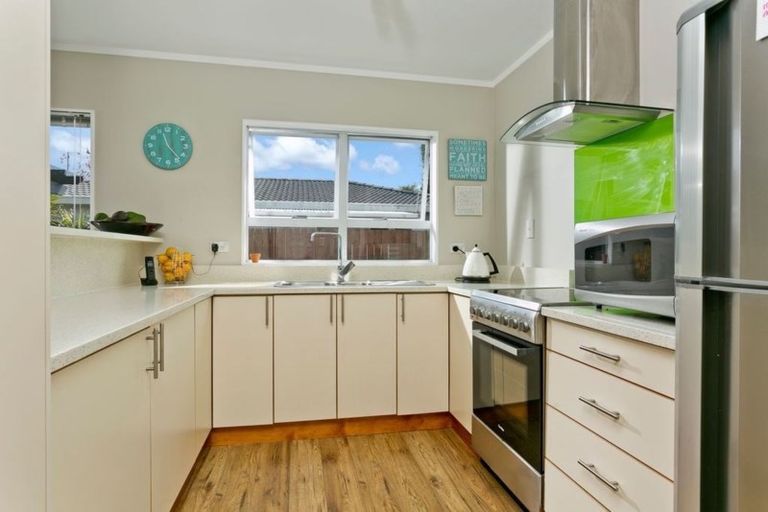 Photo of property in 2/1 Caribbean Drive, Unsworth Heights, Auckland, 0632