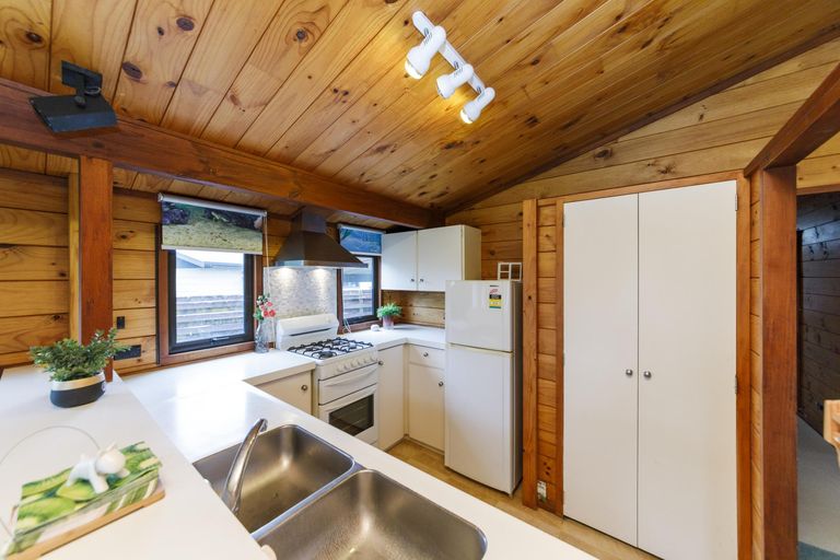 Photo of property in 12 Suzanne Grove, Kelvin Grove, Palmerston North, 4414