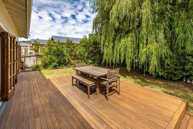 Photo of property in 6 Sandwich Road, Beckenham, Christchurch, 8023