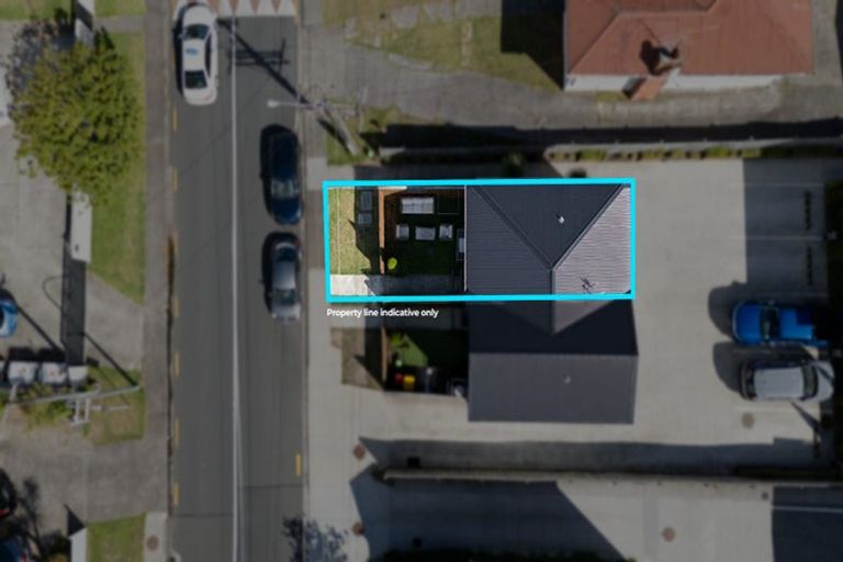 Photo of property in 2/83 Vodanovich Road, Te Atatu South, Auckland, 0610