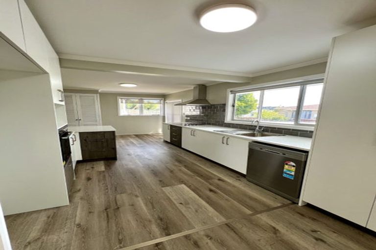 Photo of property in 5 Lex Avenue, Green Bay, Auckland, 0604