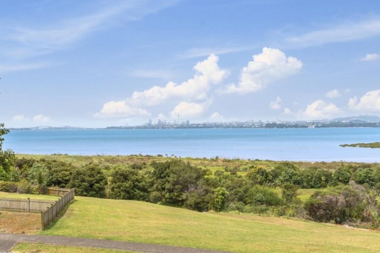 Photo of property in 14 Longbush Road, Te Atatu Peninsula, Auckland, 0610