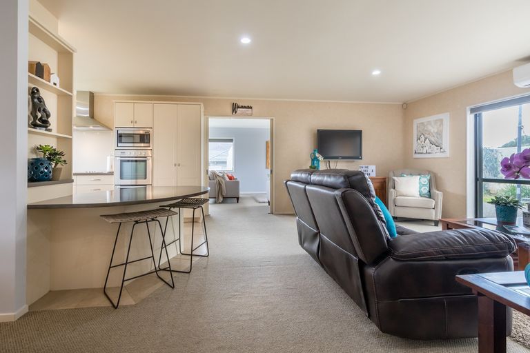 Photo of property in 27 Suncrest Drive, West Harbour, Auckland, 0618