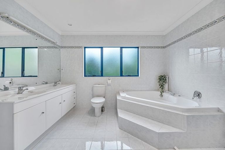 Photo of property in 19 Belleaire Court, West Harbour, Auckland, 0618