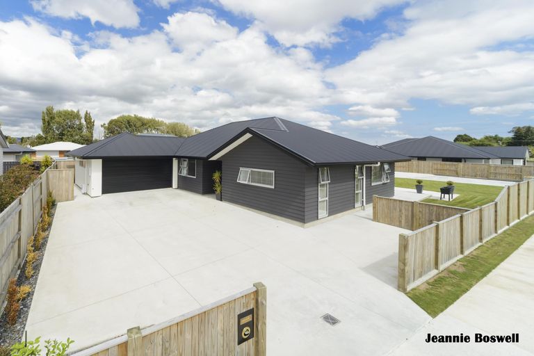 Photo of property in 14 Freedom Drive, Kelvin Grove, Palmerston North, 4414