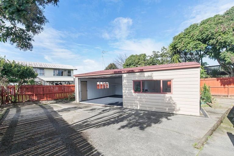 Photo of property in 40 Beach Road, Te Atatu Peninsula, Auckland, 0610