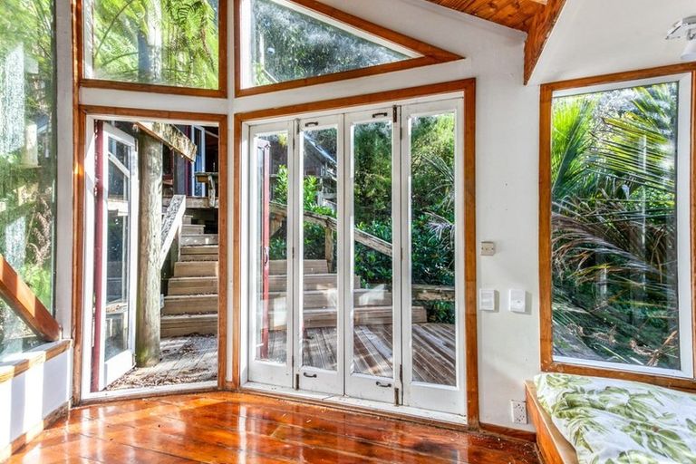 Photo of property in 40 Otitori Bay Road, Titirangi, Auckland, 0604